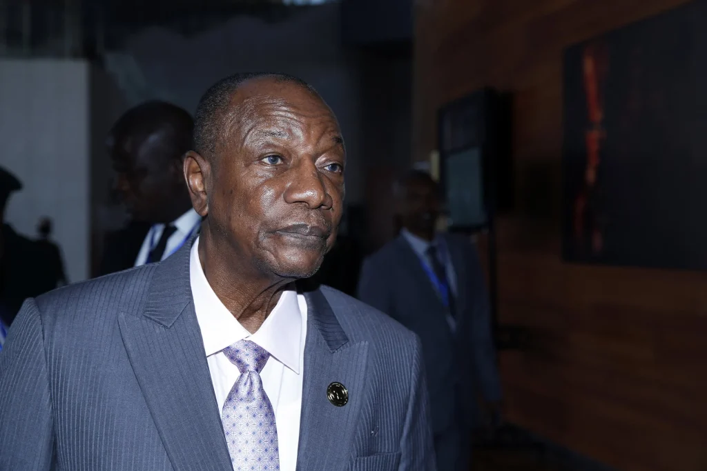 Alpha Condé qualifie de « bouffonnerie » les nouvelles poursuites engagées contre lui en Guinée