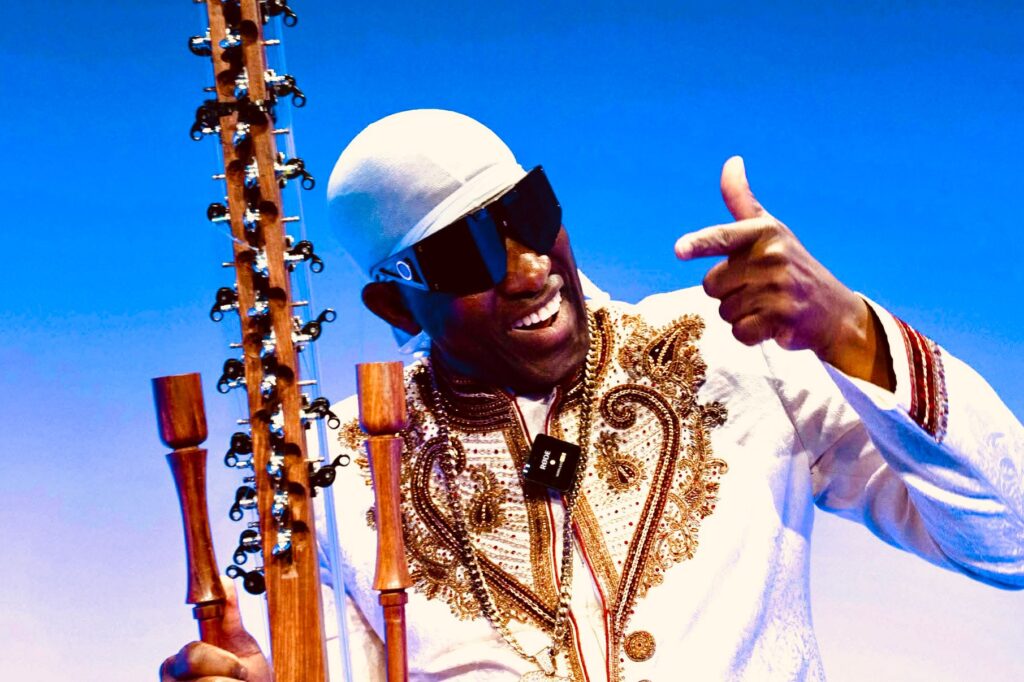N’Faly Kouyaté, fierté guinéenne, en séjour à Conakry avant son concert de légende à Bruxelles le 25 mai